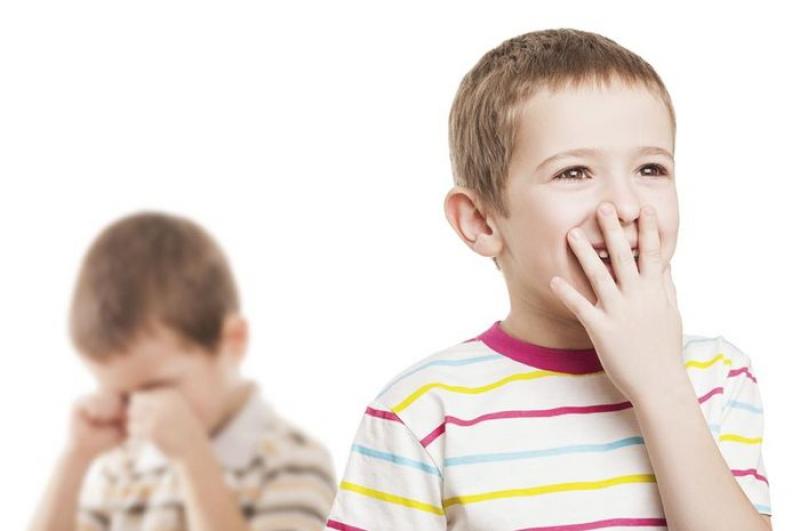 5 Tips dari Psikolog untuk Menangani Anak yang Sering Ngambek dan Mengganggu Saudaranya